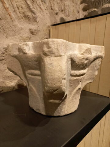 Chapiteau inachevé ou retaillé, image 3/7