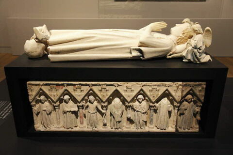 Trois anges et trois clercs, sous des arcatures, image 2/7