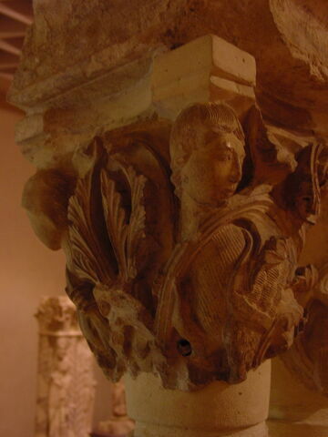 Fragment de chapiteau décoré de deux figures hybrides à têtes humaines et à corps d'oiseaux, jouant dans des rinceaux