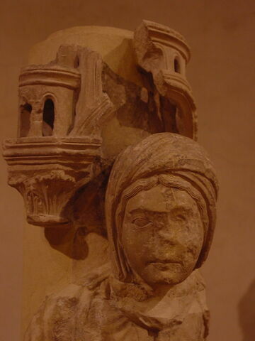 Fragment de décoration architecturale avec une tête de femme