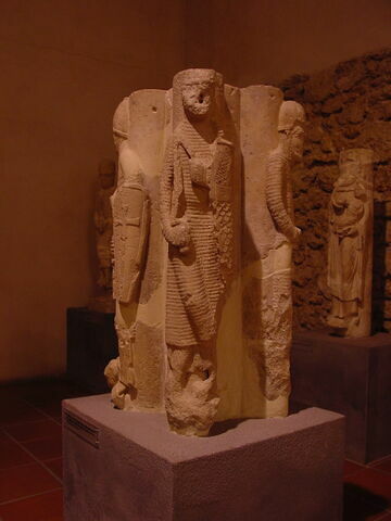Elément d'un faisceau de quatre colonnettes avec quatre figures engagées représentant des chevaliers, image 1/1