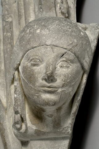 Retombée d'arcade décorée d'une tête de femme et de feuillage, image 4/10