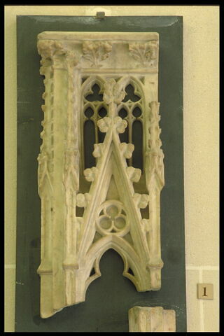 Fragment décoré d'un gable, image 3/4