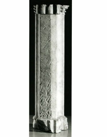 Support formé de colonnettes et d'un décor de fleurs de lys, image 3/3