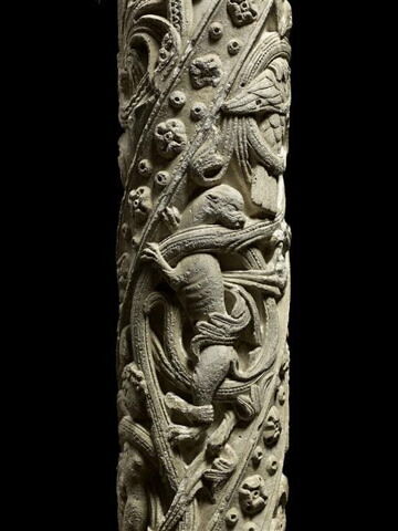 Colonne décorée de feuillage, de rinceaux habités et de galons perlés, image 23/23