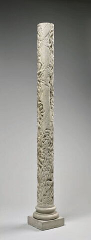 Colonne décorée de feuillage, de rinceaux habités et de galons perlés, image 2/23
