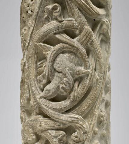 Colonne décorée de feuillage, de rinceaux habités et de galons perlés, image 3/23