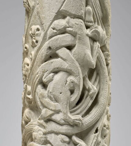 Colonne décorée de feuillage, de rinceaux habités et de galons perlés, image 5/23