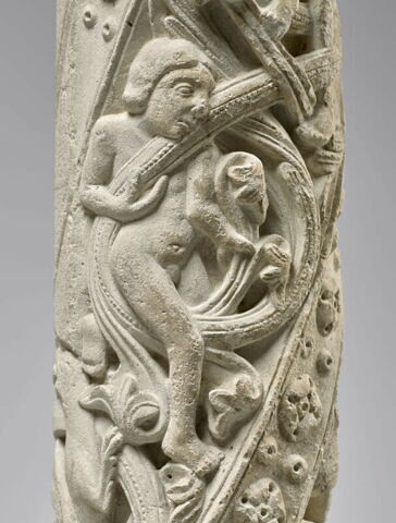 Colonne décorée de feuillage, de rinceaux habités et de galons perlés, image 6/23