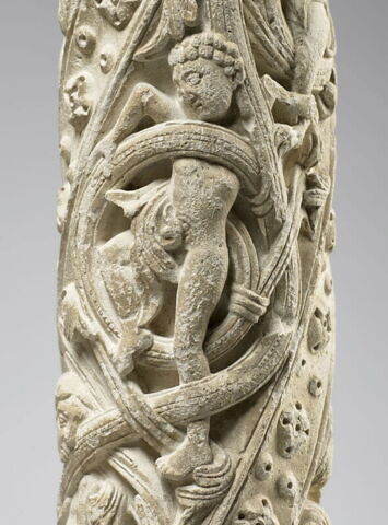 Colonne décorée de feuillage, de rinceaux habités et de galons perlés, image 7/23