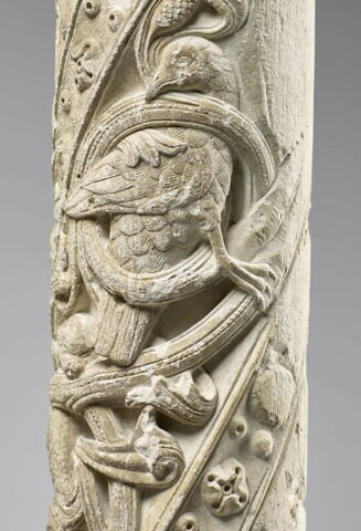 Colonne décorée de feuillage, de rinceaux habités et de galons perlés, image 9/23
