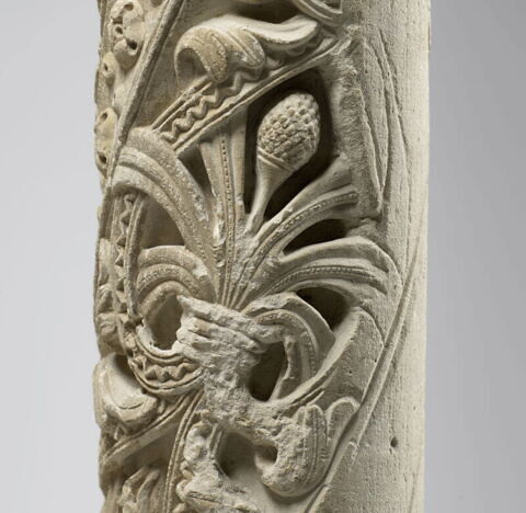 Colonne décorée de feuillage, de rinceaux habités et de galons perlés, image 11/23