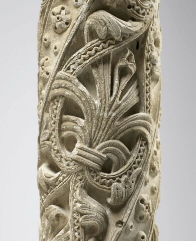 Colonne décorée de feuillage, de rinceaux habités et de galons perlés, image 12/23