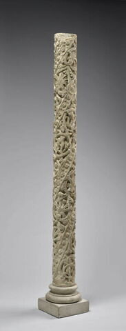 Colonne décorée de feuillage, de rinceaux habités et de galons perlés, image 13/23
