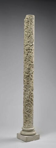 Colonne décorée de feuillage, de rinceaux habités et de galons perlés, image 14/23