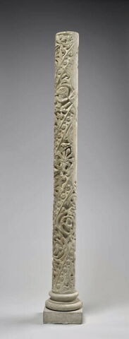 Colonne décorée de feuillage, de rinceaux habités et de galons perlés, image 15/23