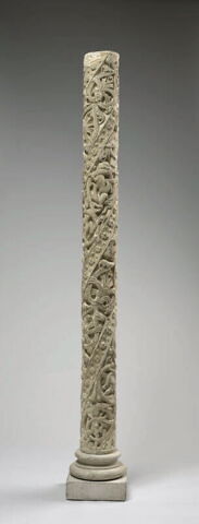 Colonne décorée de feuillage, de rinceaux habités et de galons perlés, image 18/23