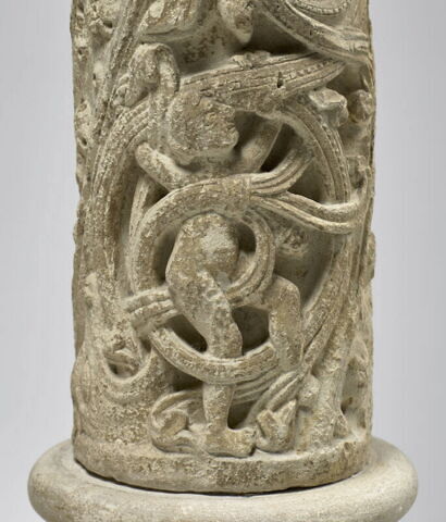 Colonne décorée de feuillage, de rinceaux habités et de galons perlés, image 19/23