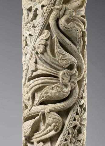 Colonne décorée de feuillage, de rinceaux habités et de galons perlés, image 20/23
