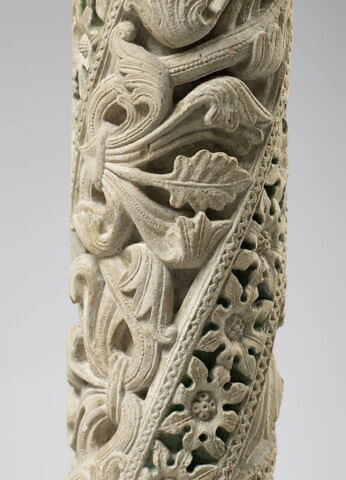 Colonne décorée de feuillage, de rinceaux habités et de galons perlés, image 21/23