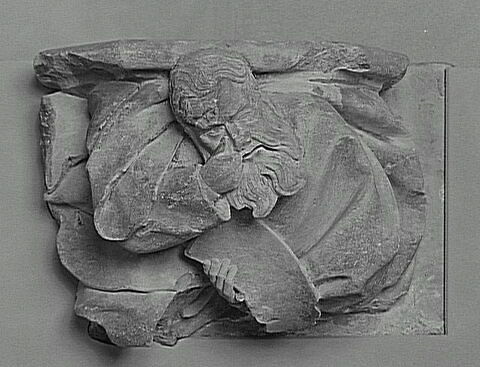 Homme barbu tenant un phylactère et, probablement autrefois des lunettes, image 7/7