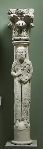 Colonne cannelée décorée d'un personnage tenant une banderole (prophète ou donateur ?)