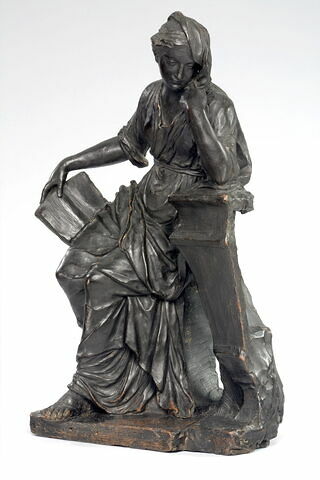 Femme accoudée sur l'angle d'un tombeau tenant un livre, image 3/14