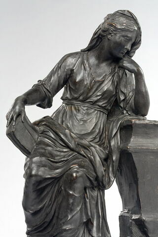 Femme accoudée sur l'angle d'un tombeau tenant un livre, image 10/14