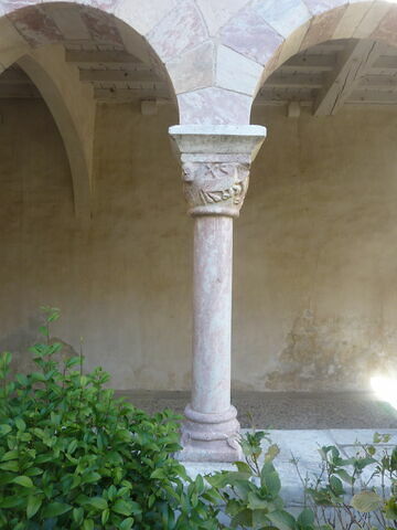 Deux arcades reposant sur trois colonnes monolithes, avec bases et chapiteaux, image 2/8