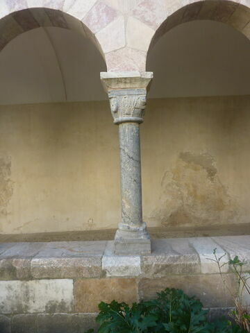 Deux arcades reposant sur trois colonnes monolithes, avec bases et chapiteaux, image 3/8