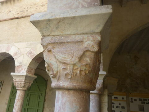 Deux arcades reposant sur trois colonnes monolithes, avec bases et chapiteaux, image 6/8