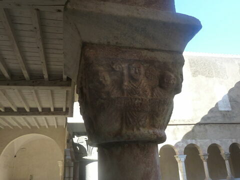 Deux arcades reposant sur trois colonnes monolithes, avec bases et chapiteaux, image 8/8