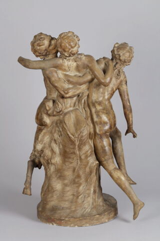Deux bacchantes dont l'une est embrassée par un satyre, image 2/6