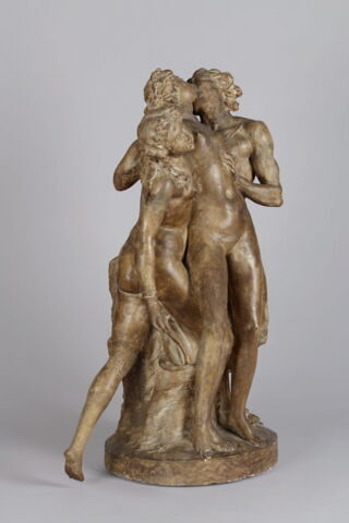 Deux bacchantes dont l'une est embrassée par un satyre, image 3/6