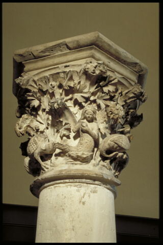 Chapiteau heptagonal décoré de feuillage, d'animaux fantastiques et d'une sirène tenant un miroir, image 7/16