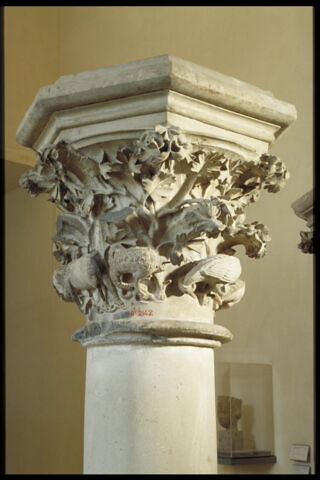 Chapiteau heptagonal décoré de feuillage, d'animaux fantastiques et d'une sirène tenant un miroir, image 9/16