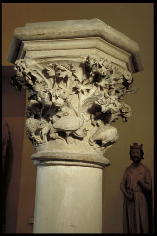 Chapiteau heptagonal décoré de feuillage, d'animaux fantastiques et d'une sirène tenant un miroir, image 10/16