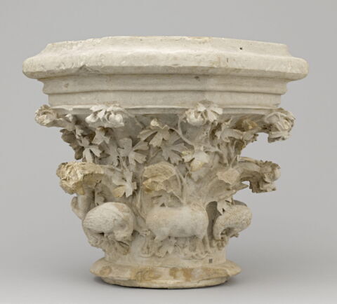 Chapiteau heptagonal décoré de feuillage, d'animaux fantastiques et d'une sirène tenant un miroir, image 4/16