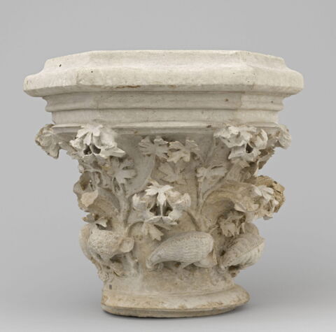 Chapiteau heptagonal décoré de feuillage, d'animaux fantastiques et d'une sirène tenant un miroir, image 5/16