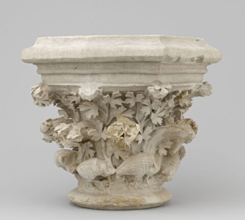Chapiteau heptagonal décoré de feuillage, d'animaux fantastiques et d'une sirène tenant un miroir, image 6/16