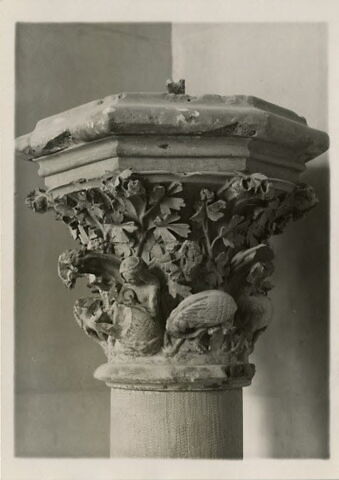 Chapiteau heptagonal décoré de feuillage, d'animaux fantastiques et d'une sirène tenant un miroir, image 14/16
