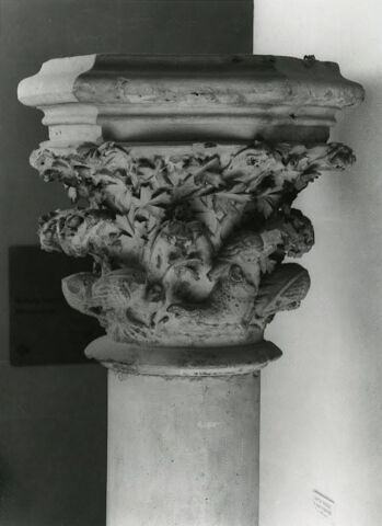 Chapiteau heptagonal décoré de feuillage, d'animaux fantastiques et d'une sirène tenant un miroir, image 11/16