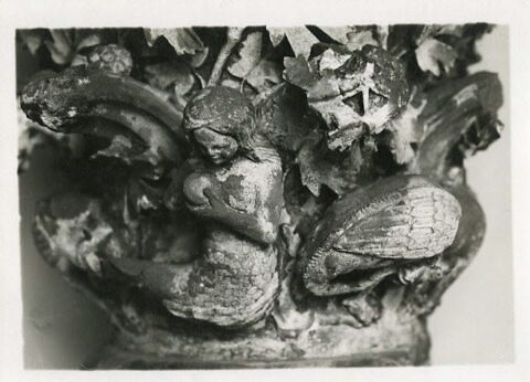 Chapiteau heptagonal décoré de feuillage, d'animaux fantastiques et d'une sirène tenant un miroir, image 15/16
