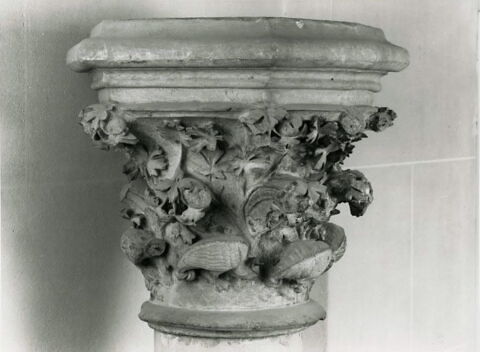 Chapiteau heptagonal décoré de feuillage, d'animaux fantastiques et d'une sirène tenant un miroir, image 12/16