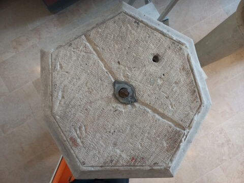 Chapiteau heptagonal décoré de feuillage, d'animaux fantastiques et d'une sirène tenant un miroir, image 2/16