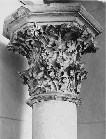 Chapiteau heptagonal décoré de feuillage, image 13/13