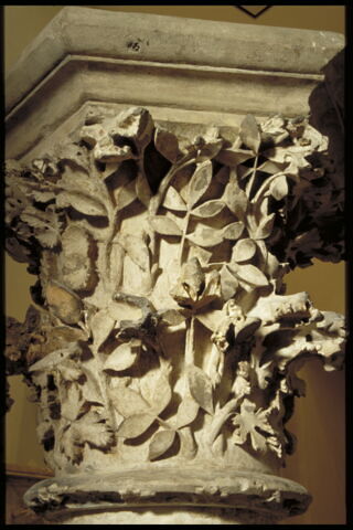 Chapiteau heptagonal décoré de feuillage, image 11/13
