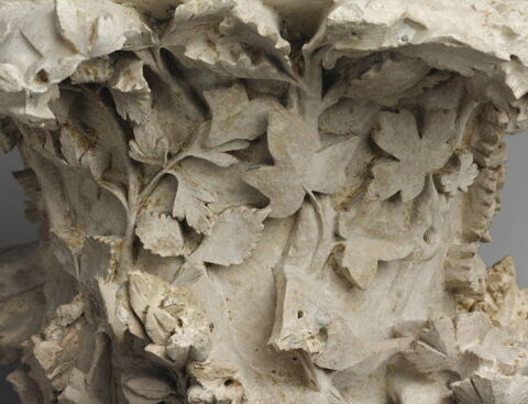 Chapiteau heptagonal décoré de feuillage, image 6/13