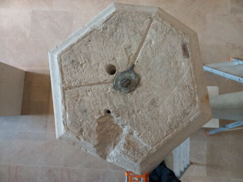 Chapiteau heptagonal décoré de feuillage, image 2/13