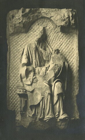 La Vierge assise et l'Enfant présentés sous un dais, image 3/4